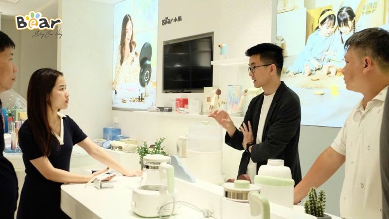 Đại diện Công ty tham quan và trải nghiệm sản phẩm trực tiếp tại nhà máy Bear ở Trung Quốc