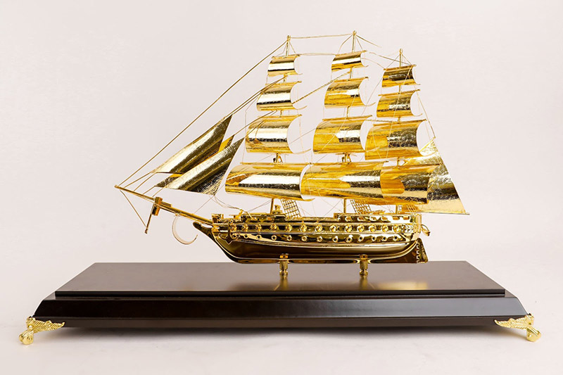 Thuyền buồm bằng đồng mạ vàng mang ý nghĩa "thuận buồm xuôi gió"